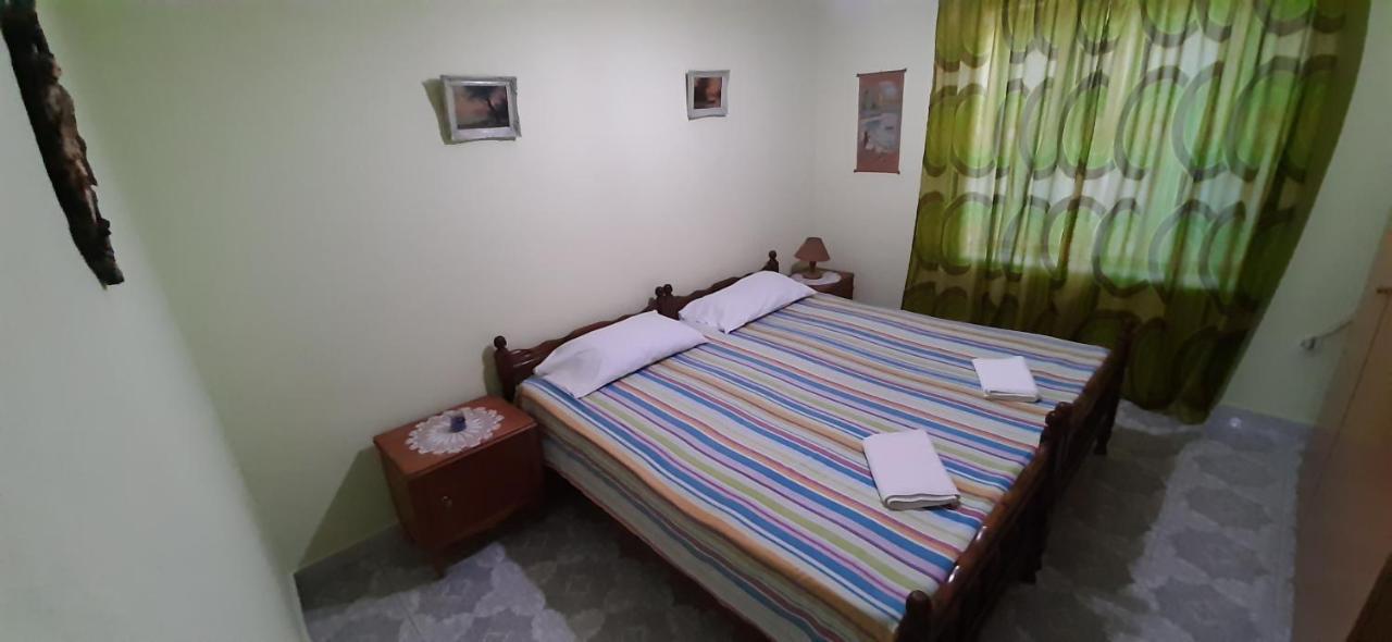 Guest House And Tavern Leo Sarandë Kamer foto