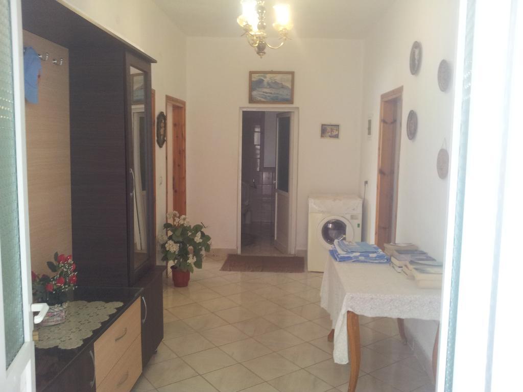 Guest House And Tavern Leo Sarandë Buitenkant foto