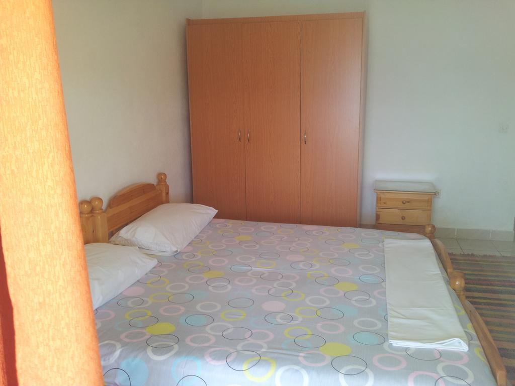 Guest House And Tavern Leo Sarandë Buitenkant foto