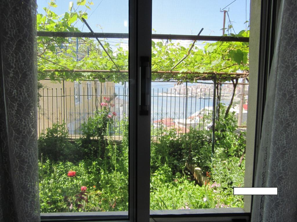 Guest House And Tavern Leo Sarandë Buitenkant foto