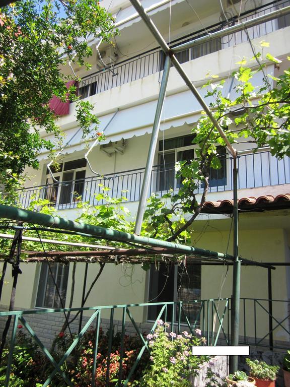 Guest House And Tavern Leo Sarandë Buitenkant foto