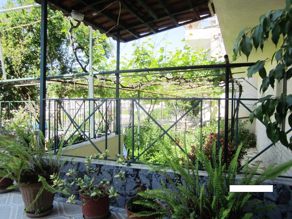 Guest House And Tavern Leo Sarandë Buitenkant foto