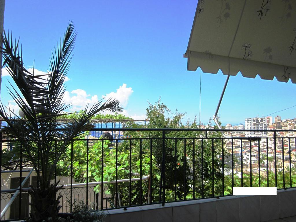 Guest House And Tavern Leo Sarandë Buitenkant foto