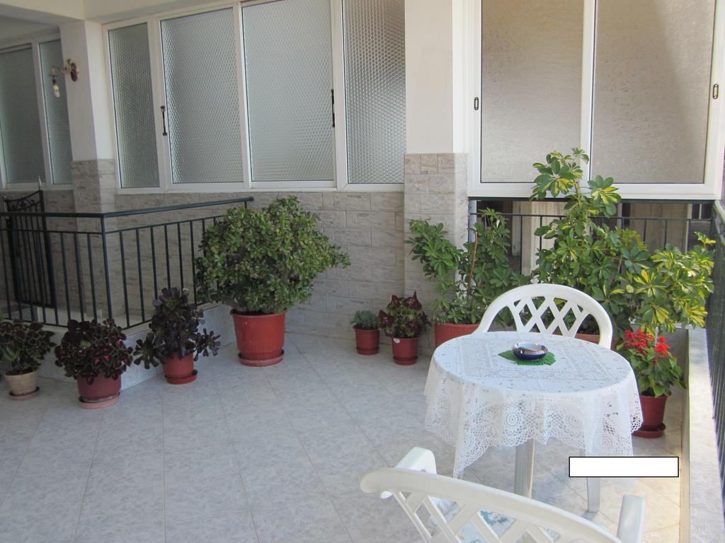 Guest House And Tavern Leo Sarandë Buitenkant foto