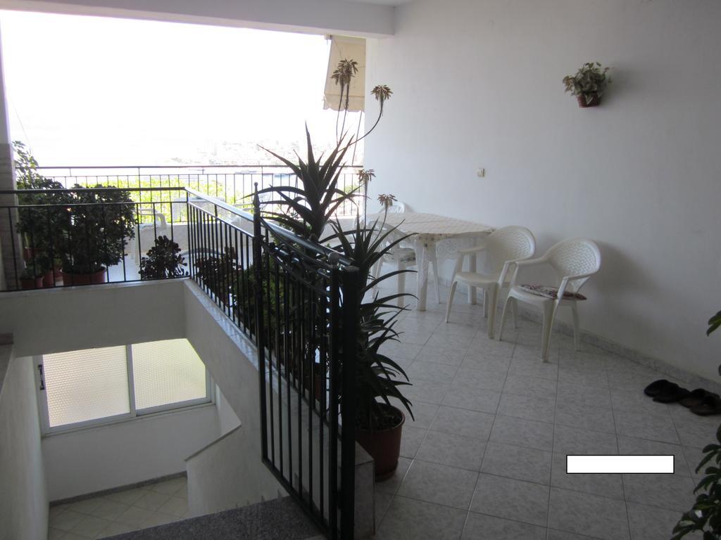 Guest House And Tavern Leo Sarandë Buitenkant foto