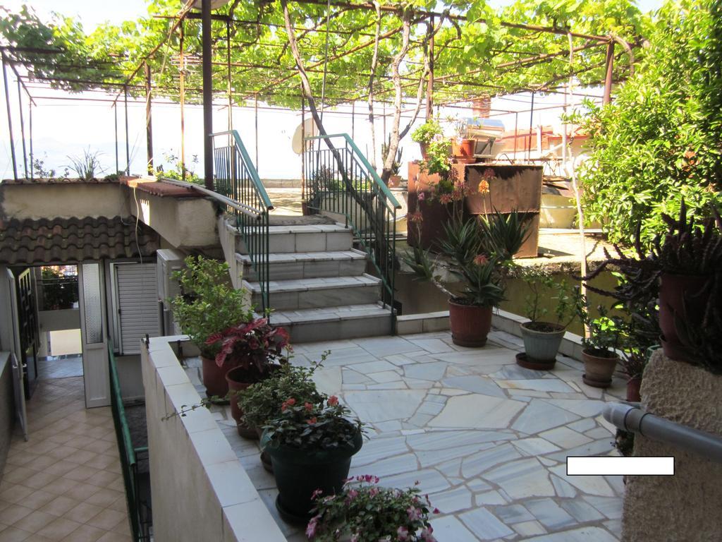 Guest House And Tavern Leo Sarandë Buitenkant foto