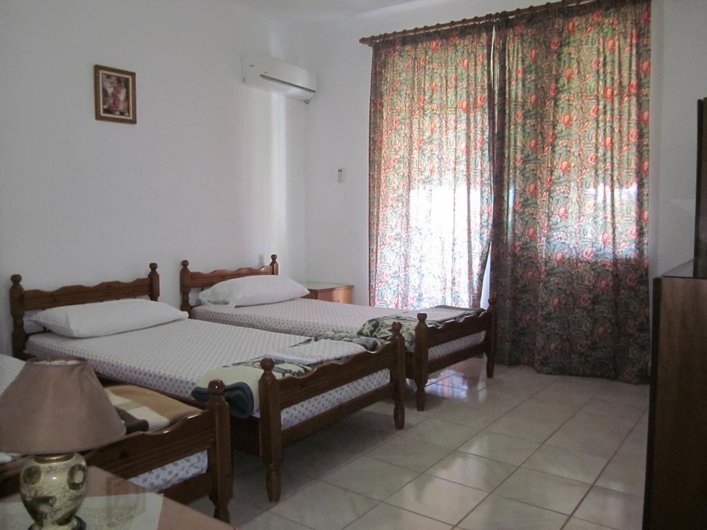 Guest House And Tavern Leo Sarandë Buitenkant foto