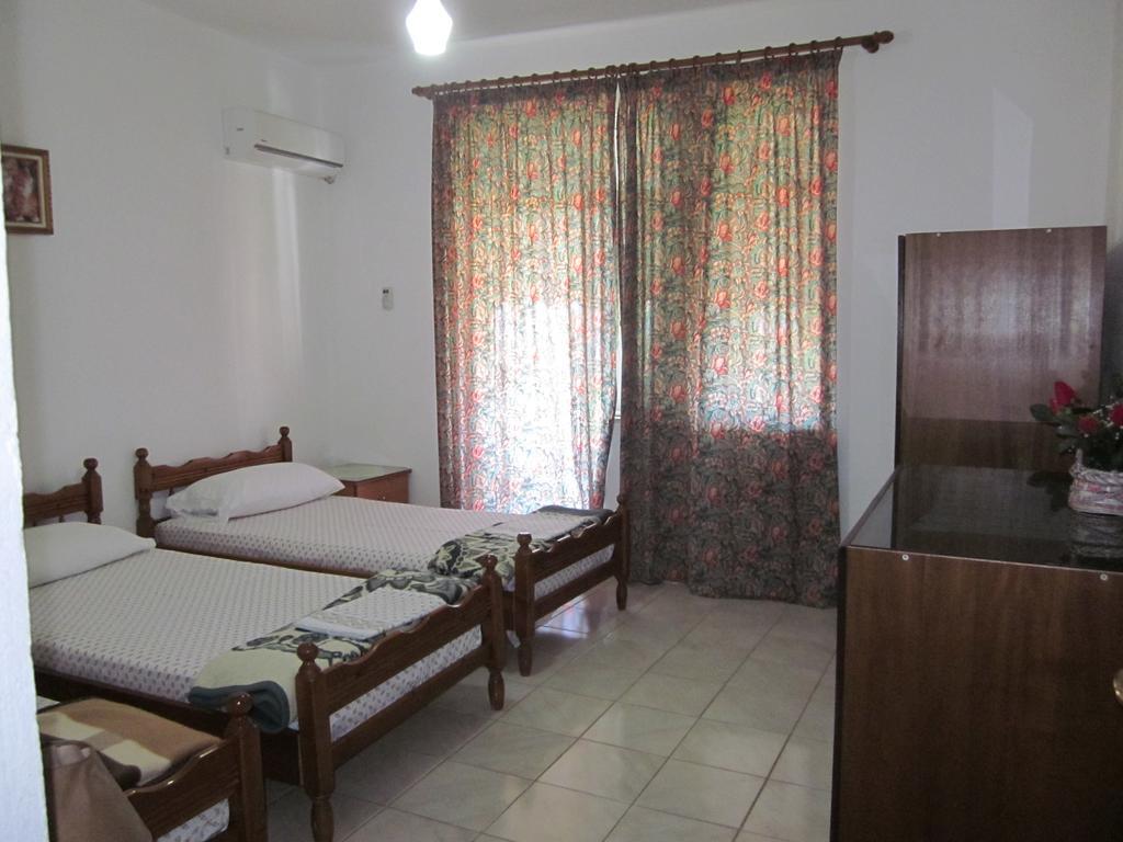 Guest House And Tavern Leo Sarandë Buitenkant foto
