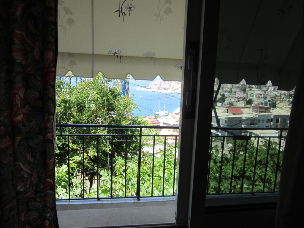 Guest House And Tavern Leo Sarandë Buitenkant foto