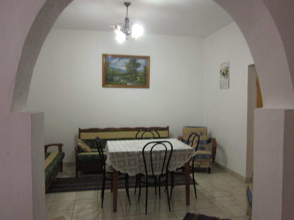 Guest House And Tavern Leo Sarandë Buitenkant foto