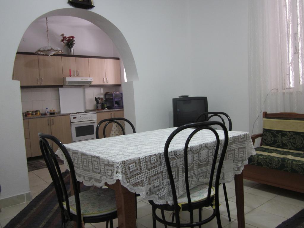 Guest House And Tavern Leo Sarandë Buitenkant foto