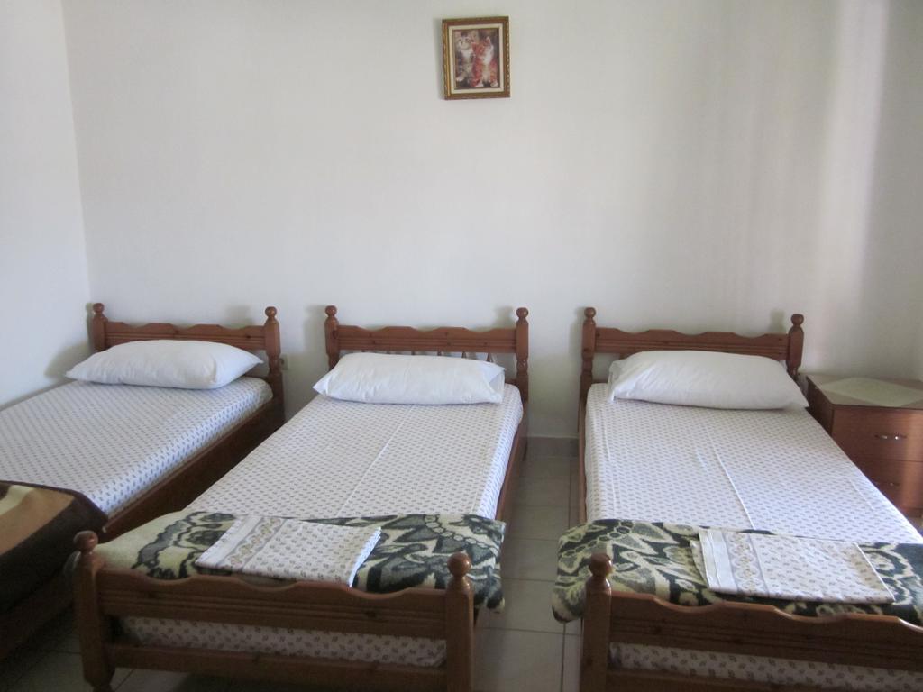 Guest House And Tavern Leo Sarandë Buitenkant foto