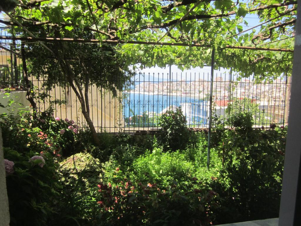 Guest House And Tavern Leo Sarandë Buitenkant foto