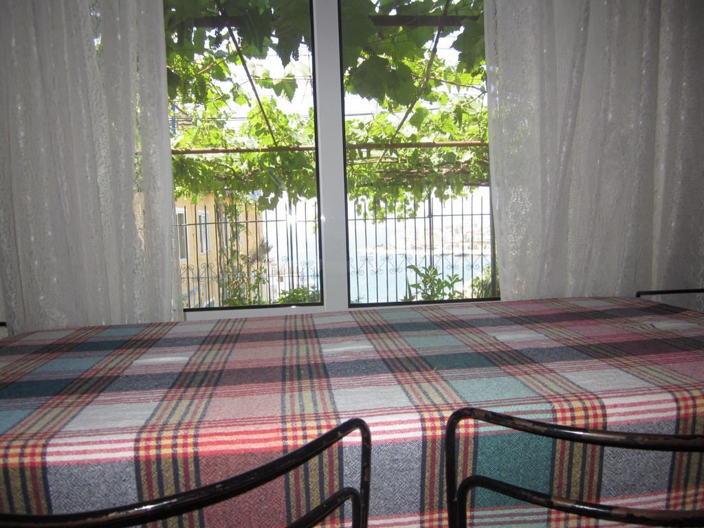 Guest House And Tavern Leo Sarandë Buitenkant foto