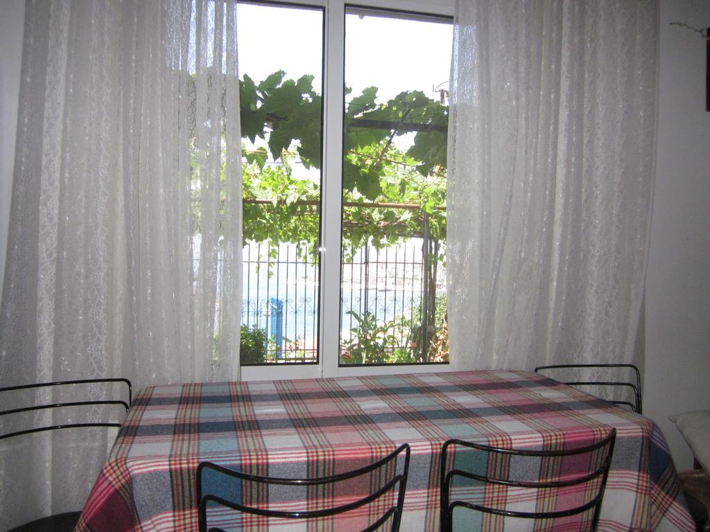 Guest House And Tavern Leo Sarandë Buitenkant foto