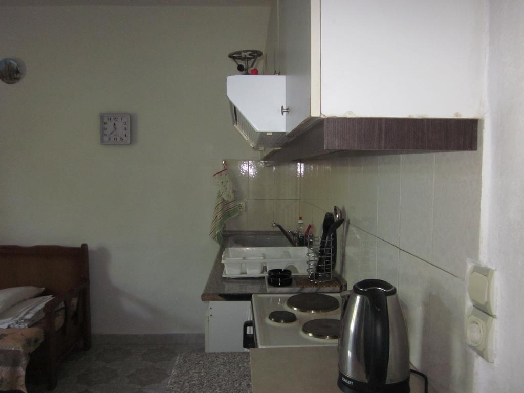 Guest House And Tavern Leo Sarandë Buitenkant foto