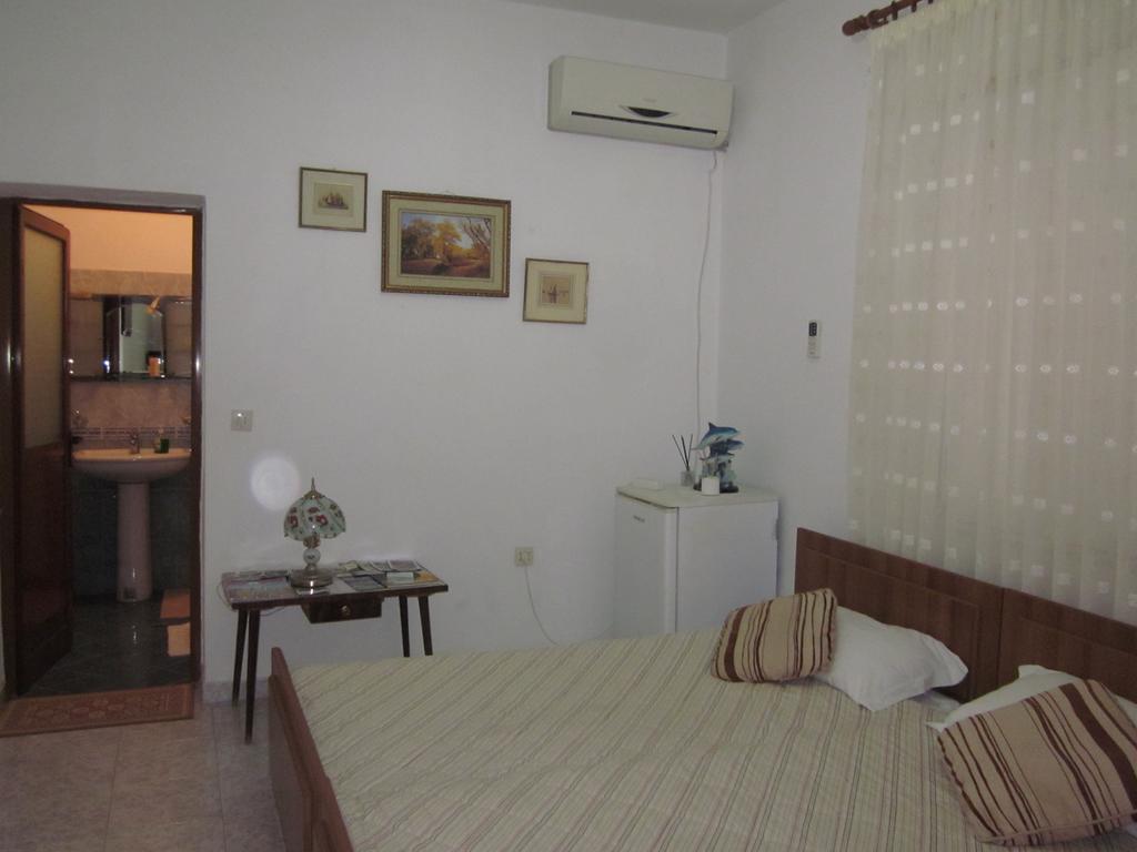 Guest House And Tavern Leo Sarandë Buitenkant foto