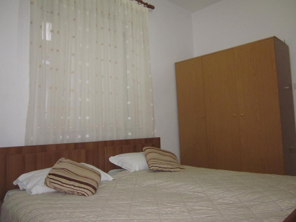 Guest House And Tavern Leo Sarandë Buitenkant foto